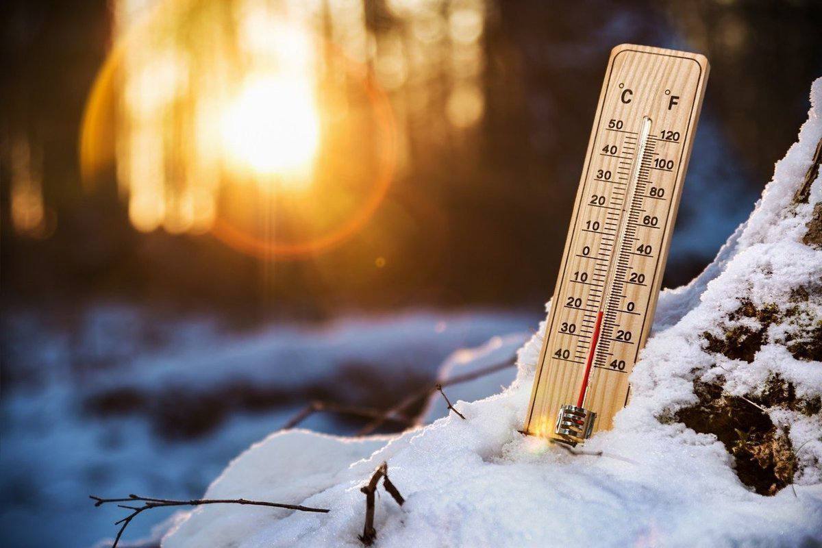 14 января температура воздуха. Термометр в снегу. Низкая температура. Потепление зимой. Градусник в снегу.