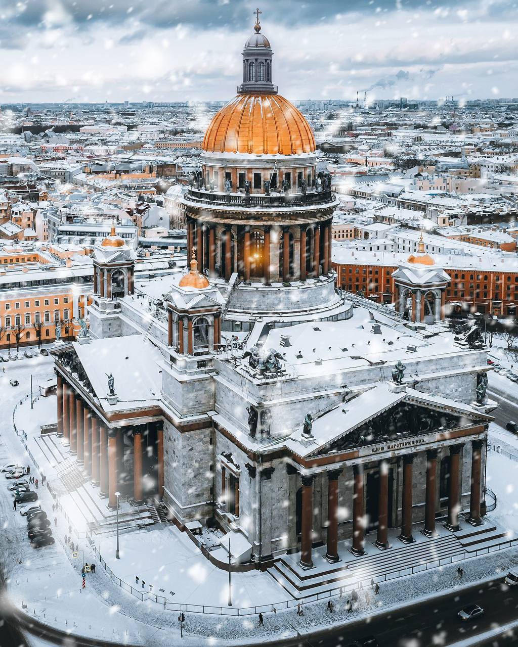 Вновь исакий в облаченье из литого серебра. Зимний Исаакиевский собор. Исаакиевский собор зимой. Исаакиевский собор в снегу. Храм снег Санкт Петербург.