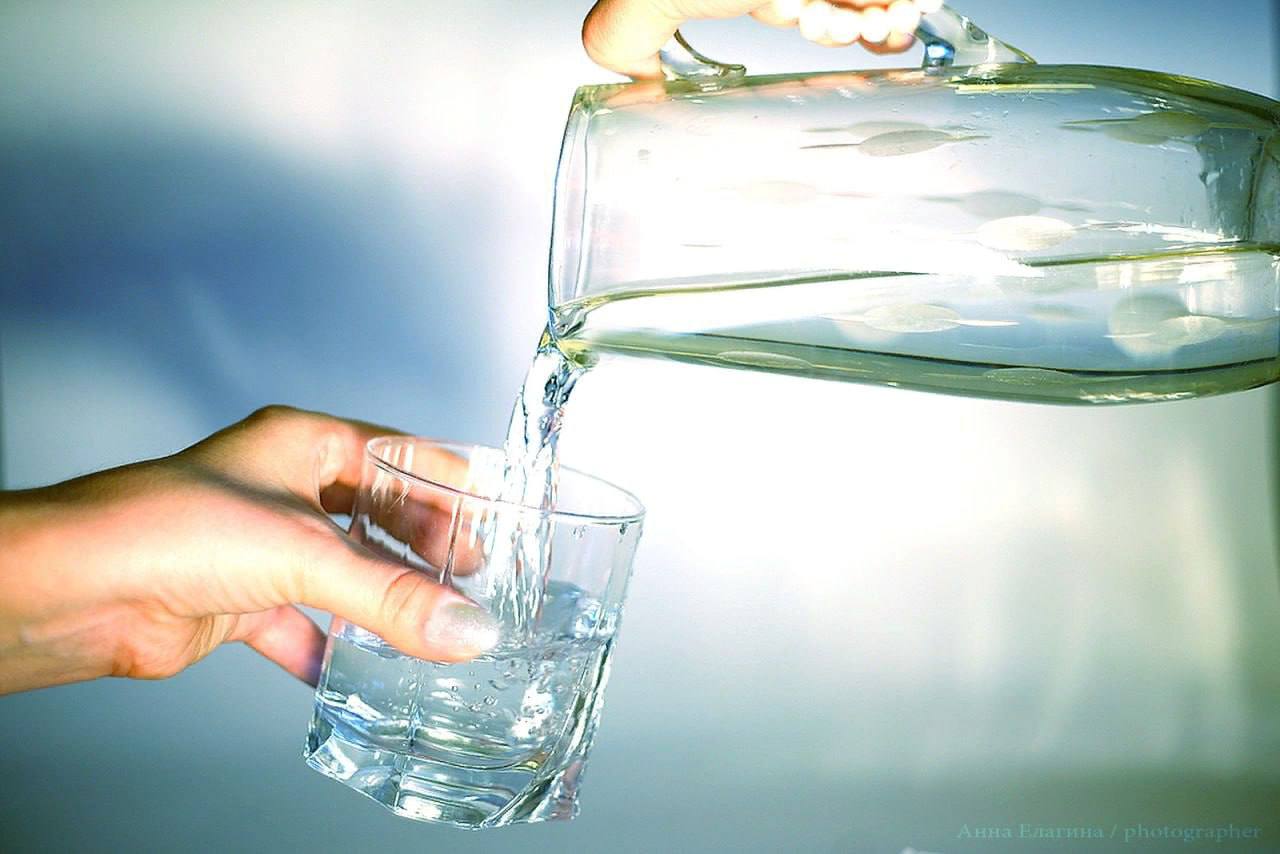 Закон стакана воды. Свежесть воды. Свежая вода. Наполнение водой. Стакан воды наполовину.