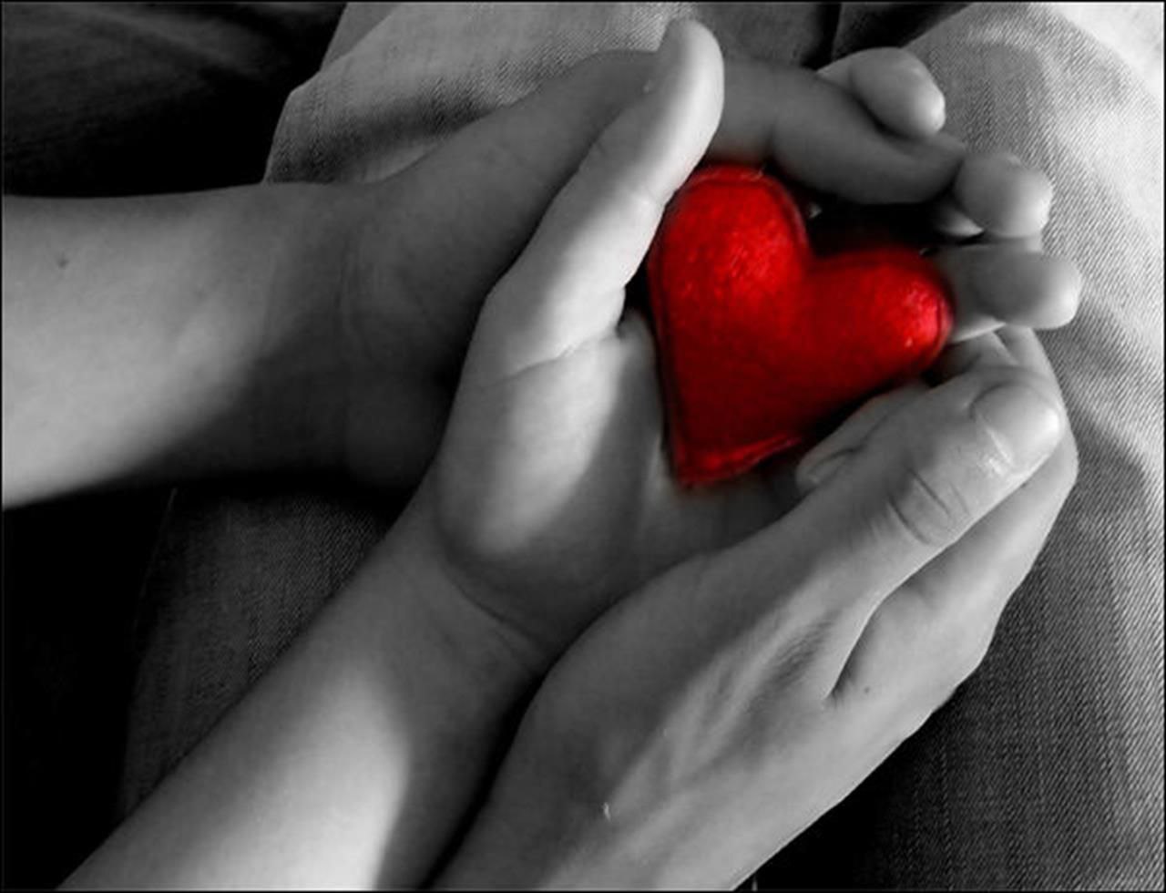 В сердце любовь навсегда алекса. Сердце в руках. Сепдцемв руках. Дарю сердце. Сердце в мужских ладонях.