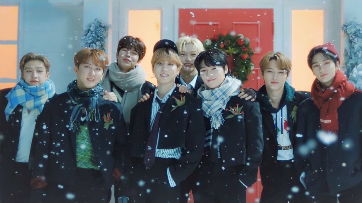 Новогодние обои стрэй кидс. Stray Kids 24 to 25. Christmas Eve Stray Kids Хенджин. Stray Kids зимой. Stray Kids Winter Falls обложка.