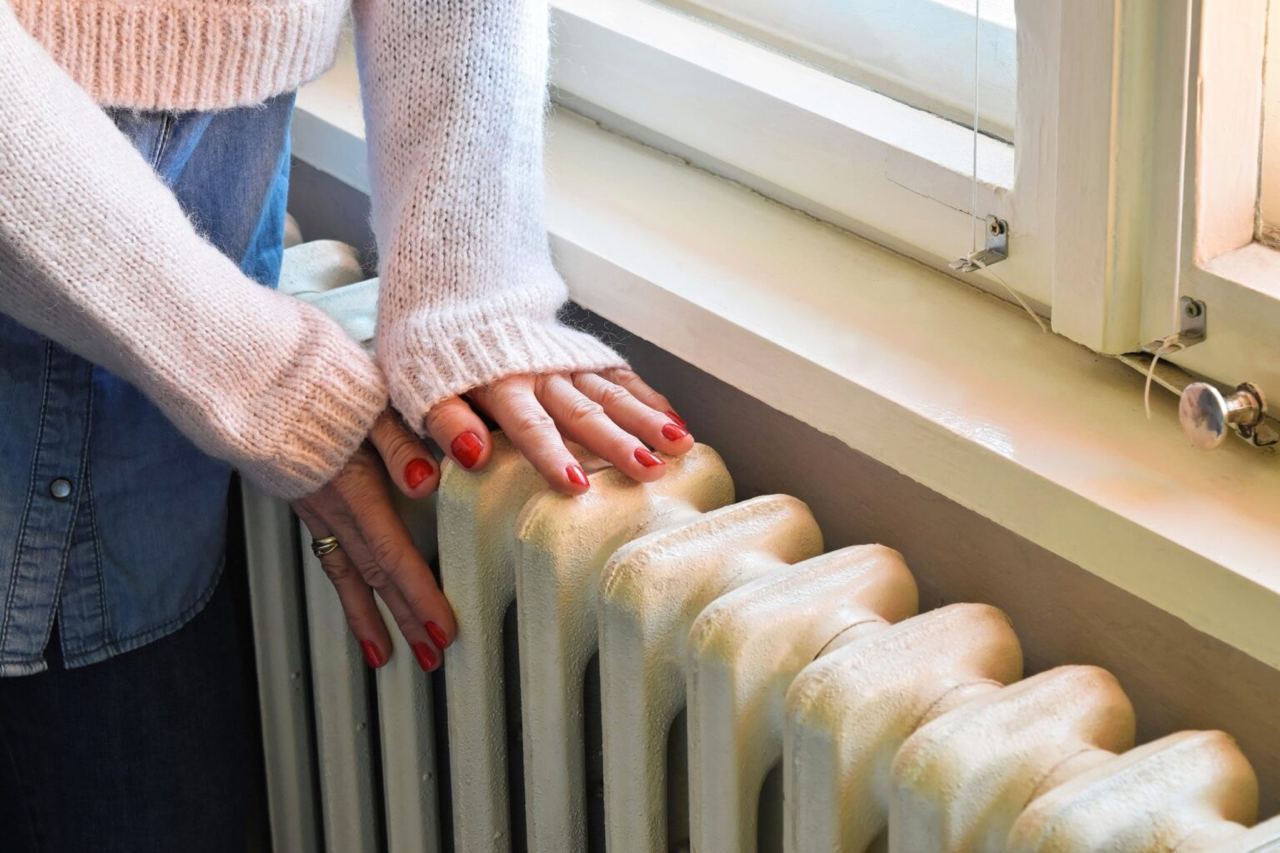 Отопление. Наводнение в актюбинске фото. Люди спасаются от жары. Сильно топят. Сильно топят.