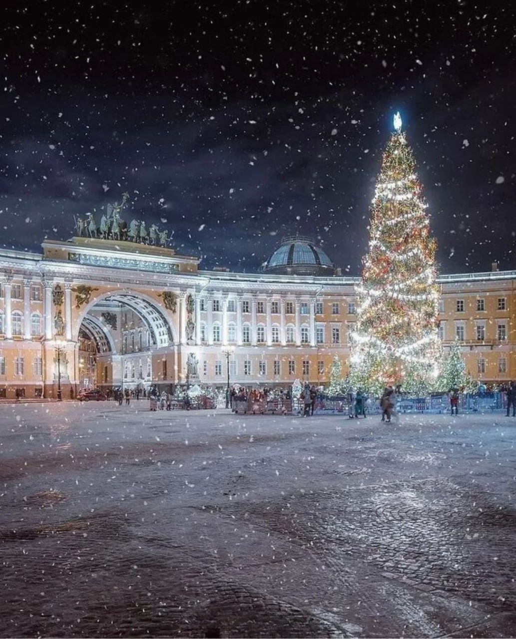 Петербург 7 января. Новогодняя Дворцовая площадь в Санкт-Петербурге. Дворцовая площадь в Санкт-Петербурге зима 2022. Дворцовая площадь в Санкт-Петербурге елка 2022. Дворцовая площадь елка 2022.