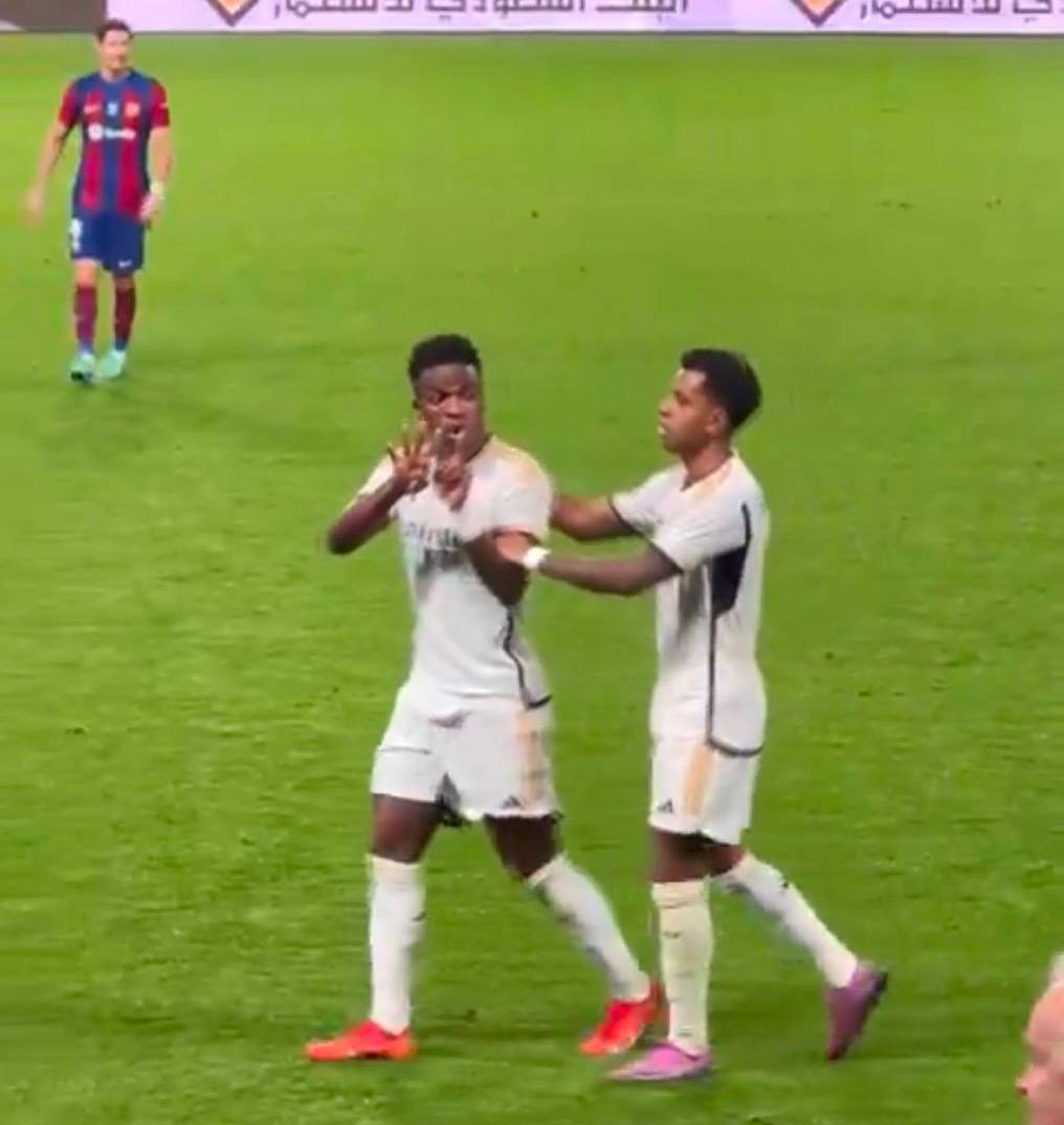 Футболисты барселоны. Иньиго мартинес барса. Поставь барселону. Поставь барселону. Левандовский в барселоне.