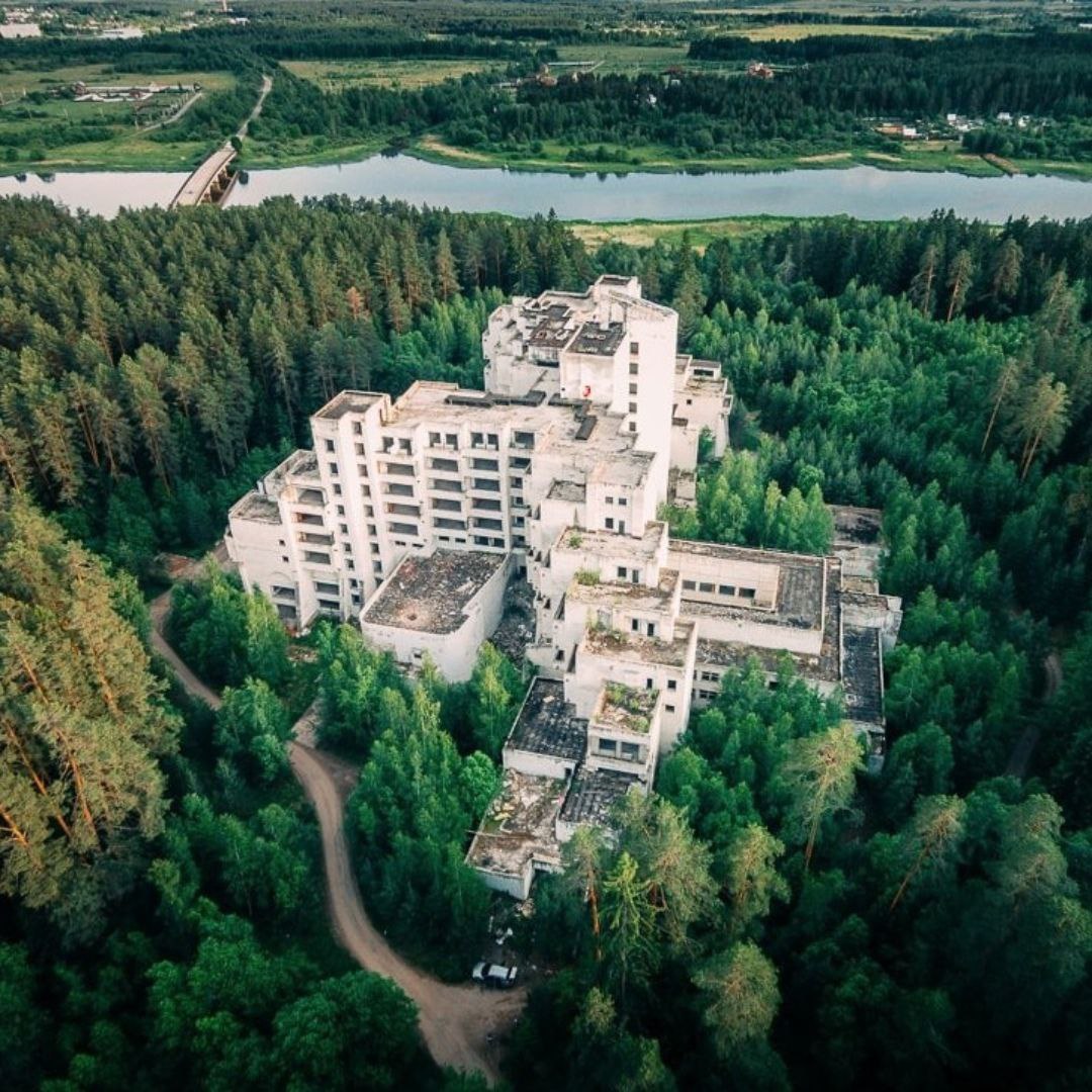 Под сан. Санаторий Паулино Калязин. Паулино Калязин санаторий заброшенный. Калязинский санаторий заброшенный. Заброшенный санаторий в Калязине Тверская область.