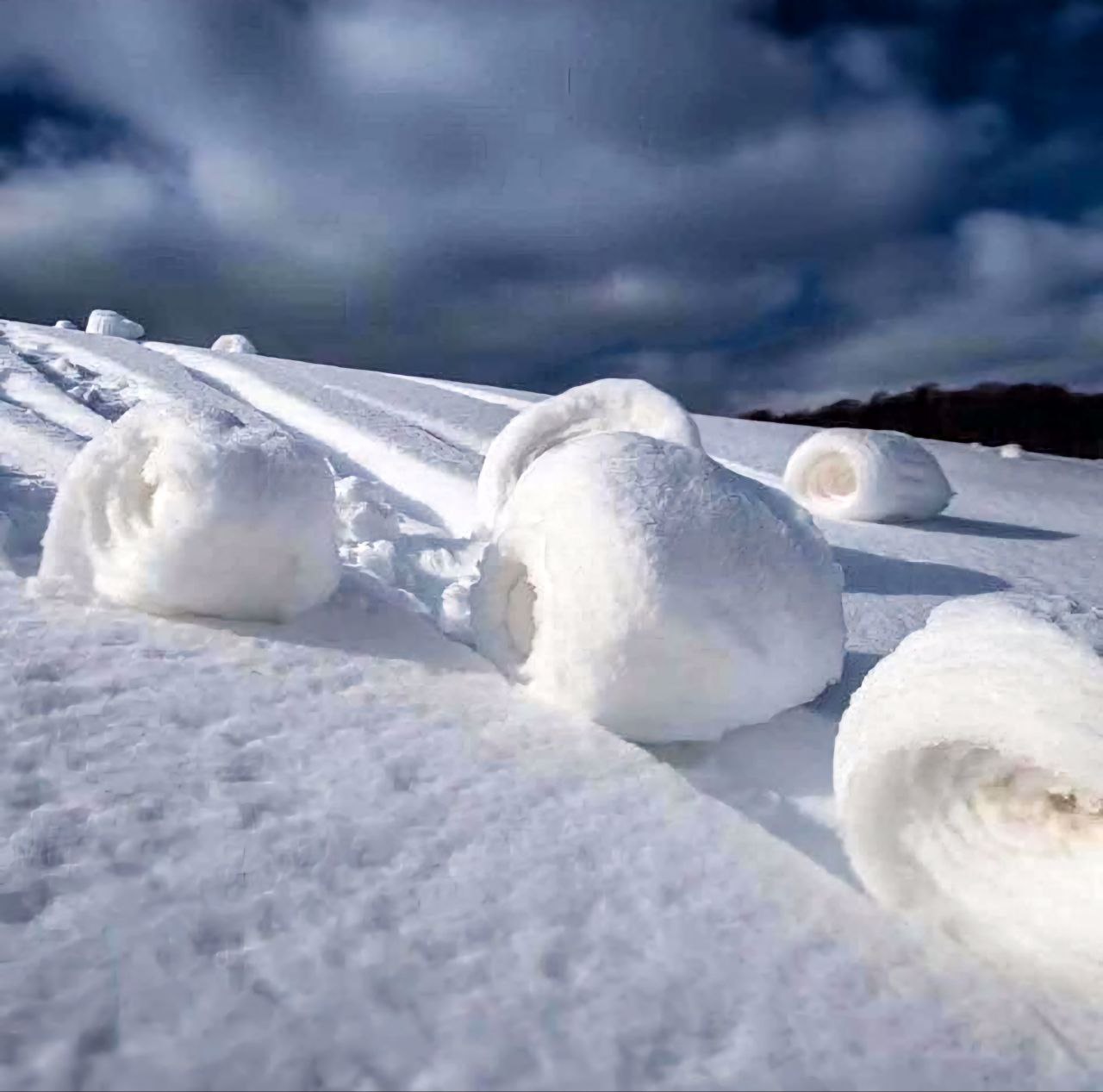 Много снежков. Снежные рулоны. Комок снега. Природные явления снег. Снежные рулоны природное явление.